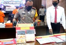 Kapolres Sumedang AKBP Eko Prasetyo beserta jajarannya dalam konferensi pers di Mapolres Sumedang, Rabu (28/4/2021). (Foto: tangkap layar Instargram Polres Sumedang)