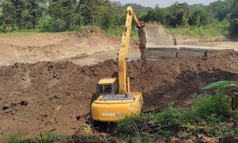 Sebuah alat berat diturunkan untuk membuat jalur sementara agar air di Bendung Cariang masuk ke saluran intake menuju ribuah hektare sawah di enam desa Kecamatan Ujungjaya. (Foto: Fajarnusantara.com)