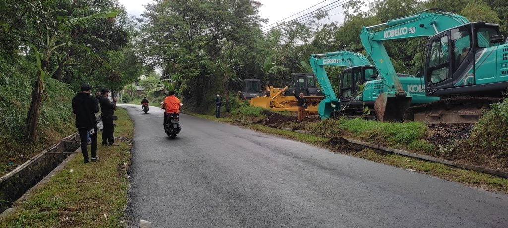 Empat alat berat sudah datang di Desa Cibeureuyeuh Kecamatan Conggeang Kabupaten Sumedang yang akan dijadikan proyek pembangunan jalan Tol Cisumdawu. (Foto: Fajarnusantara.com)