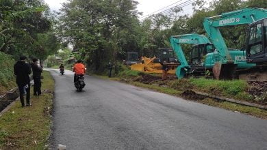 Empat alat berat sudah datang di Desa Cibeureuyeuh Kecamatan Conggeang Kabupaten Sumedang yang akan dijadikan proyek pembangunan jalan Tol Cisumdawu. (Foto: Fajarnusantara.com)