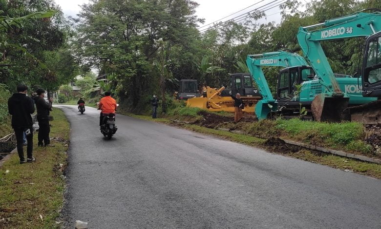Empat alat berat sudah datang di Desa Cibeureuyeuh Kecamatan Conggeang Kabupaten Sumedang yang akan dijadikan proyek pembangunan jalan Tol Cisumdawu. (Foto: Fajarnusantara.com)