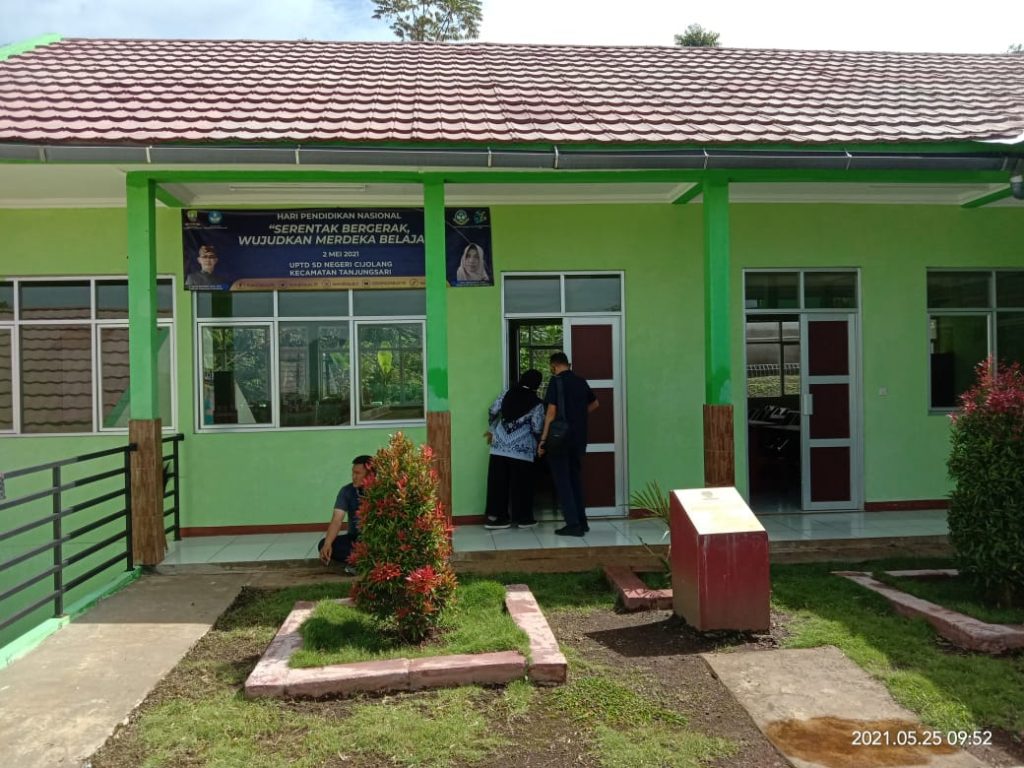 Kepala Sekolah SDN Cijolang mengecek sarana Prokes yang berada di tiap kelas.