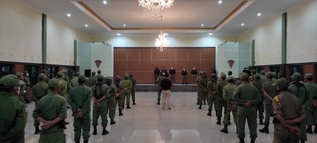 Ratusan linmas di Kabupaten Sumedang mengikuti acara pembukaan kegiatan Jambore Satlinmas yang digelar di Yonif Raider 301/PKS. (Foto: Fajarnusantara.com)