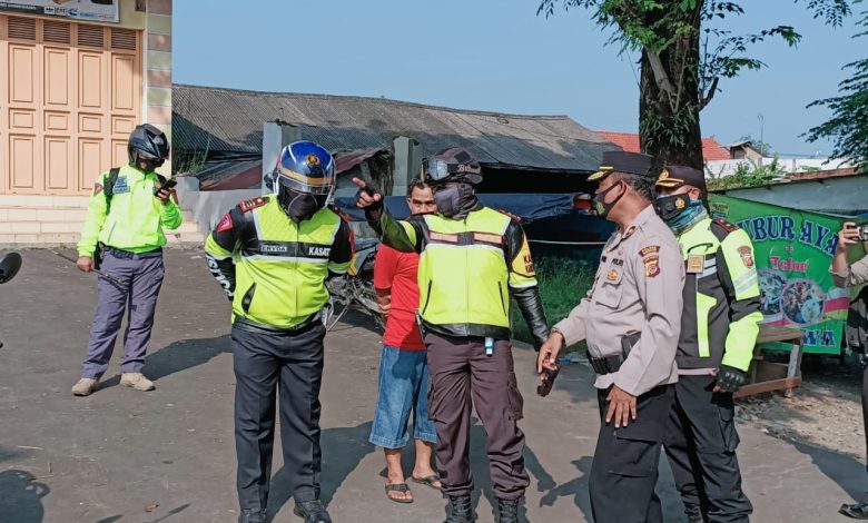 Kapolres Sumedang, AKBP Eko Prasetyo dan jajarannya melakukan pengecekan di salahsatu lokasi Penyekatan Persiapan Ops Ketupat Lodaya 2021, Sabtu (1/5/2021). (Foto: IST)