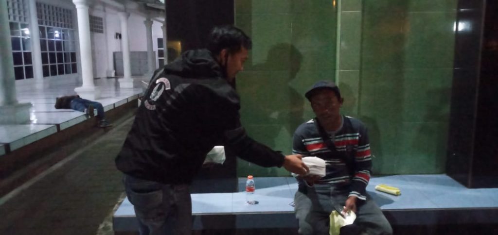 Komunitas Spartan Rider Sumedang membagikan makanan kepada para musafir dalam kegiatan "Sahur On The Road" di seputaran Sumedang kota pada Minggu (2/5/2021) dini hari.