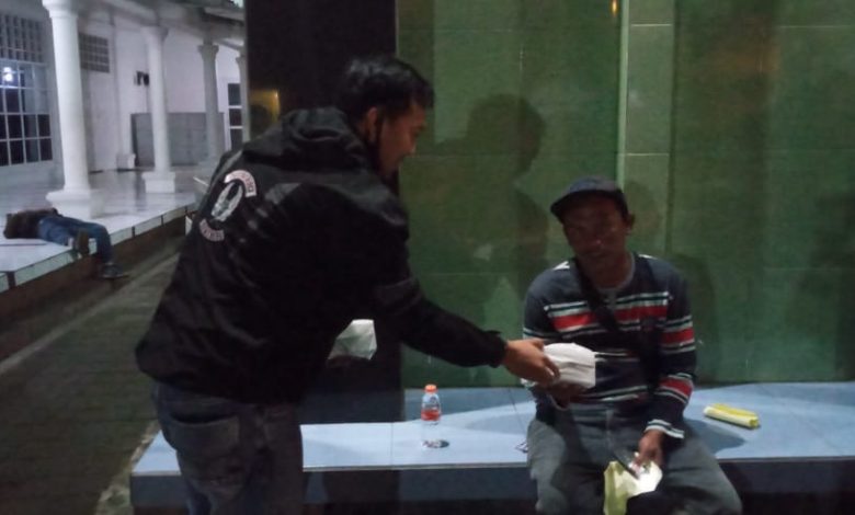 Komunitas Spartan Rider Sumedang membagikan makanan kepada para musafir dalam kegiatan "Sahur On The Road" di seputaran Sumedang kota pada Minggu (2/5/2021) dini hari.