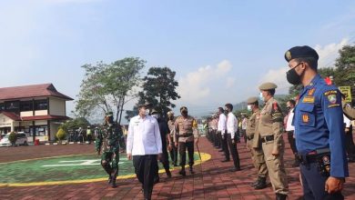 Bupati Sumedang didampingi Kapolres Sumedang, Dandim 0610 Sumedang serta Ketua DPRD Sumedang saat apel gelar pasukan di Mapolres Sumedang. (Foto: Diskominfosanditik Sumedang)