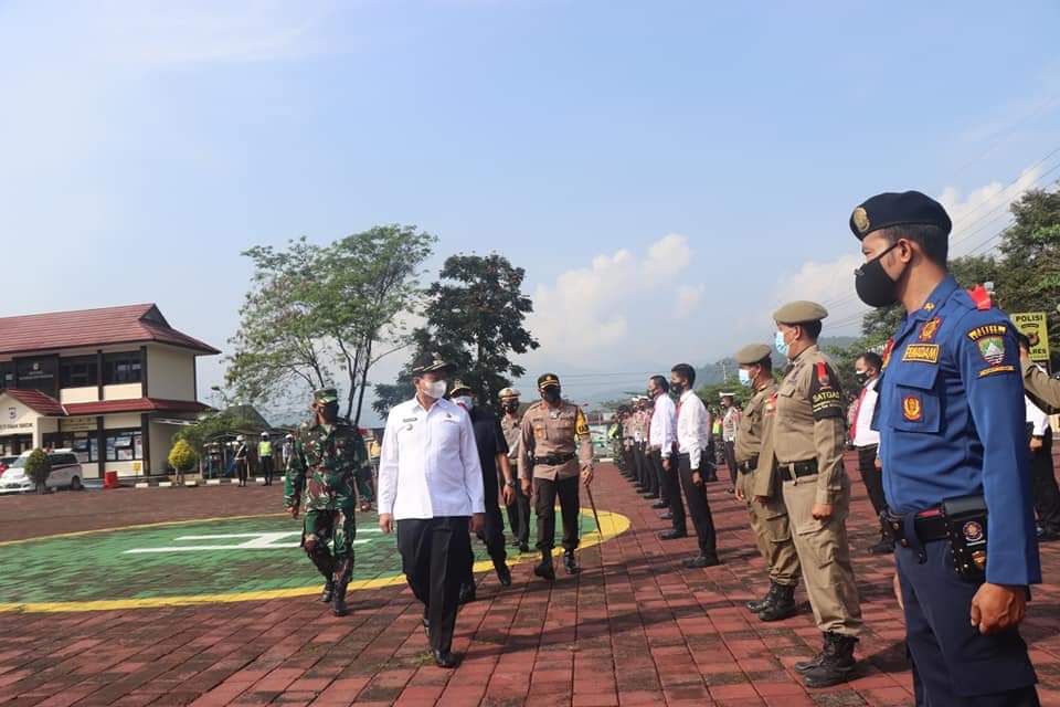 Bupati Sumedang didampingi Kapolres Sumedang, Dandim 0610 Sumedang serta Ketua DPRD Sumedang saat apel gelar pasukan di Mapolres Sumedang. (Foto: Diskominfosanditik Sumedang)
