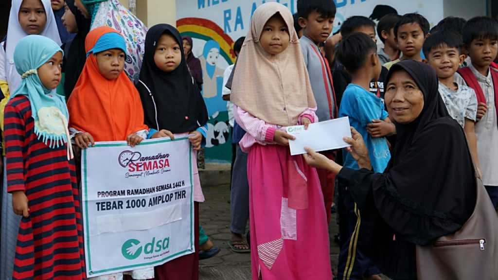 Sejumlah siswa menerima THR dari Dompet Sosial Ash-shofwah (DSA) dalam kegiatan Ramadhan Semangat Membantu Sesama (Semasa) di TPA Al Furqon Dusun Cinungku Desa Cikoneng Kulon Kecamatan Ganeas Kabupaten Sumedang, Minggu (9/5/2021). (Foto: Istimewa)