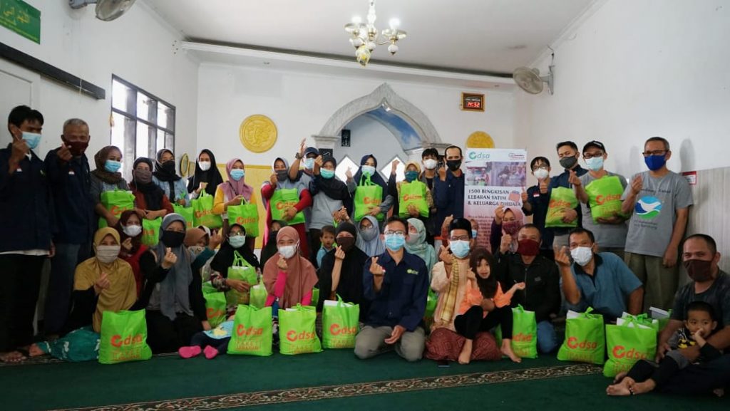 Pengurus DSA foto bersama para penerima manfaat program Ramadhan Sesama dari DSA di Perum SBG Cimanggung, Senin (10/5/2021). (Foto: Istimewa)