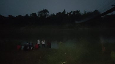 Sejumlah warga berada di pinggir Sungai Cimanuk lokasi pencarian seorang korban tenggelam, Rabu (19/5/2021) sore. (FOTO: ISTIMEWA)