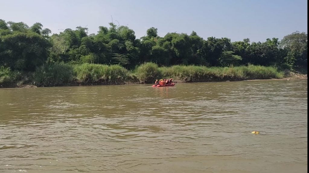 Sejumlah petugas menaiki perahu karet melakukan pencarian korban tenggelam di Sungai Cimanuk kawasan Desa Palabuan Kecamatan Ujungjaya, Kamis (20/5/2021). (Foto: Fajar Nusantara)