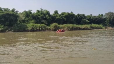 Sejumlah petugas menaiki perahu karet melakukan pencarian korban tenggelam di Sungai Cimanuk kawasan Desa Palabuan Kecamatan Ujungjaya, Kamis (20/5/2021). (Foto: Fajar Nusantara)