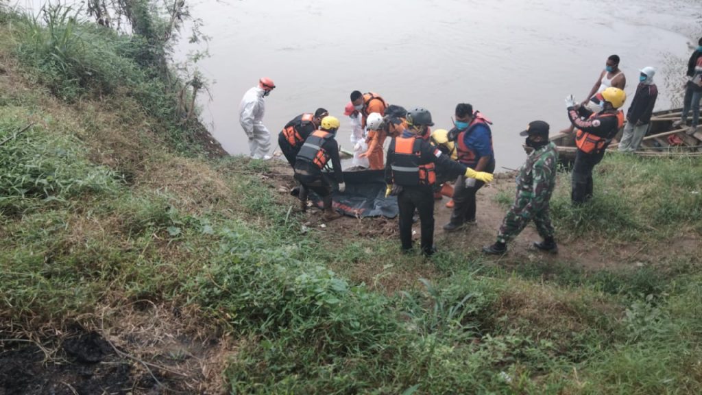 Sejumlah petugas gabungan saat melakukan evakuasi korban tenggelam di bawah jembatan Monjot Desa Pakubeureum Kecamatan Kertajati Kabupaten Majalengka, Jumat (21/5/2021). (Foto: Istimewa)