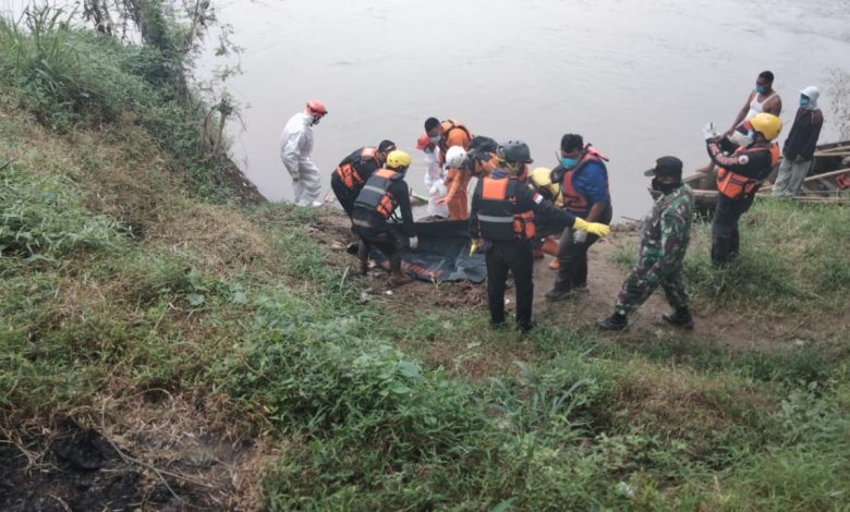 Sejumlah petugas gabungan saat melakukan evakuasi korban tenggelam di bawah jembatan Monjot Desa Pakubeureum Kecamatan Kertajati Kabupaten Majalengka, Jumat (21/5/2021). (Foto: Istimewa)