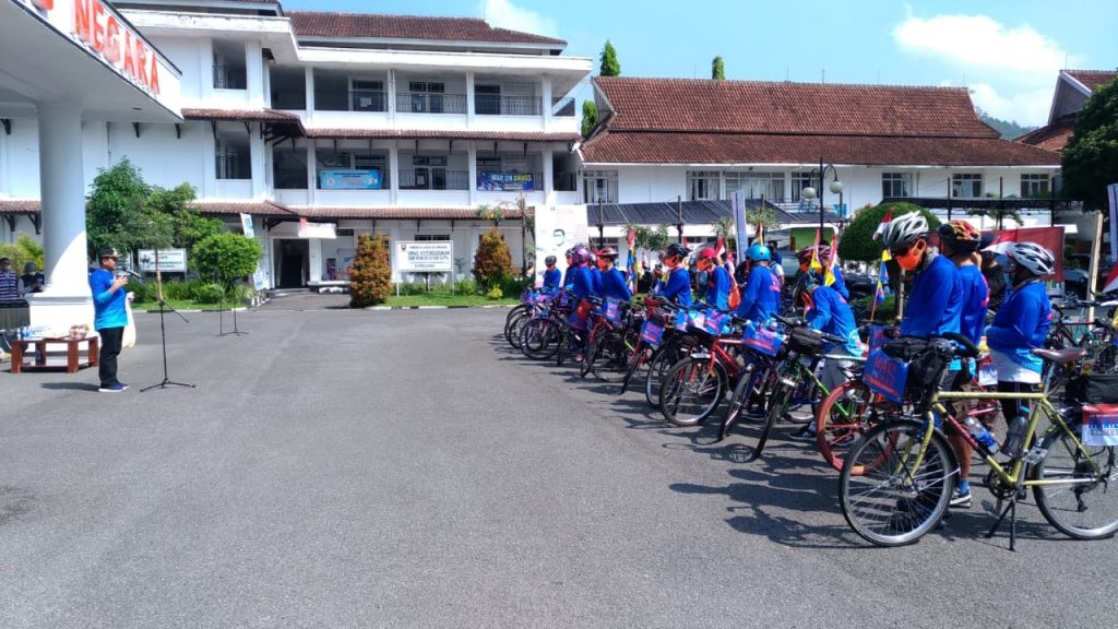 Sejumlah goweser memeriahkan acara Gowes Jabar Bersinar Juara Lahir Batin Menuju Indonesia Bersih Narkoba dalam rangka Pra HANI, Rabu (26/5/2021). (Foto: IST)