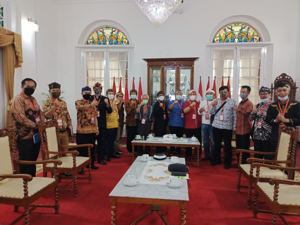 DKS melakukan foto bersama disela Sarasehan dalam persiapakan Musyawarah Kerja DKS di Gedung Negara Sumedang, Jumat (28/5/2021).