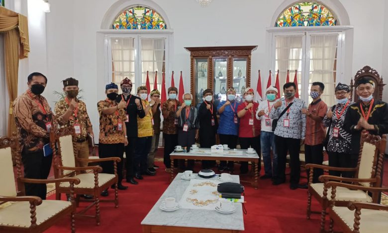 DKS melakukan foto bersama disela Sarasehan dalam persiapakan Musyawarah Kerja DKS di Gedung Negara Sumedang, Jumat (28/5/2021).