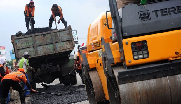 Sejumlah pekerja tengah melakukan perbaikan jalan, beberapa waktu lalu. (Foto: Ilustrasi)