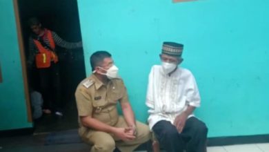 Wakil Bupati Sumedang berkunjung ke rumah warga penyandang disabilitas di Desa Hegarmanah Kecamatan Jatinangor, Senin (14/6/2021). (Foto: IST)