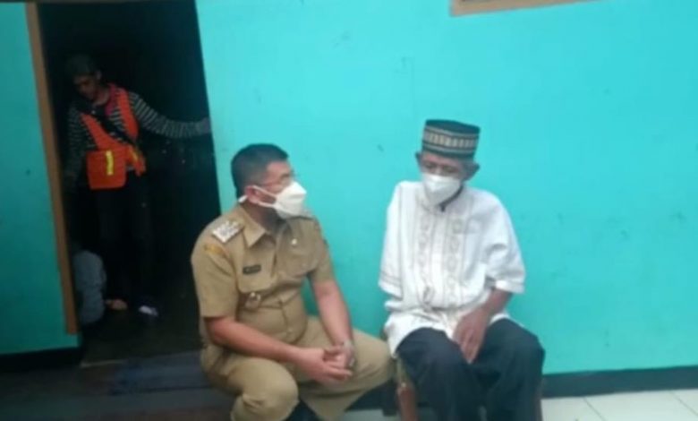 Wakil Bupati Sumedang berkunjung ke rumah warga penyandang disabilitas di Desa Hegarmanah Kecamatan Jatinangor, Senin (14/6/2021). (Foto: IST)