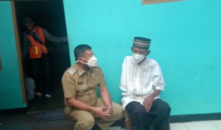 Wakil Bupati Sumedang berkunjung ke rumah warga penyandang disabilitas di Desa Hegarmanah Kecamatan Jatinangor, Senin (14/6/2021). (Foto: IST)