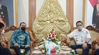 KUNJUNGAN : Gubernur DKI Jakarta Anies Baswedan saat berada dikampus IPDN Jatinangor, kunjungannya itu diterima langsung Rektor IPDN Dr. Hadi Prabowo. (Poto istimewa)