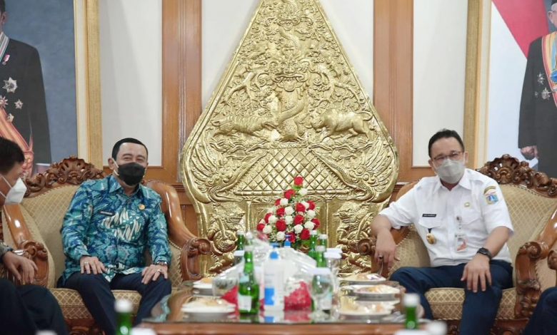 KUNJUNGAN : Gubernur DKI Jakarta Anies Baswedan saat berada dikampus IPDN Jatinangor, kunjungannya itu diterima langsung Rektor IPDN Dr. Hadi Prabowo. (Poto istimewa)