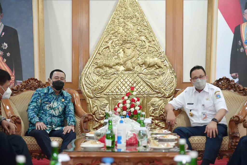 KUNJUNGAN : Gubernur DKI Jakarta Anies Baswedan saat berada dikampus IPDN Jatinangor, kunjungannya itu diterima langsung Rektor IPDN Dr. Hadi Prabowo. (Poto istimewa)