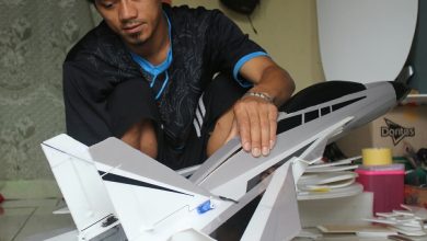 PENGRAJIN: Wawan Erawan (30) warga Kecamatan Rancakalong saat menunjukkan rakitan pesawat Aeromodelling buatannya
