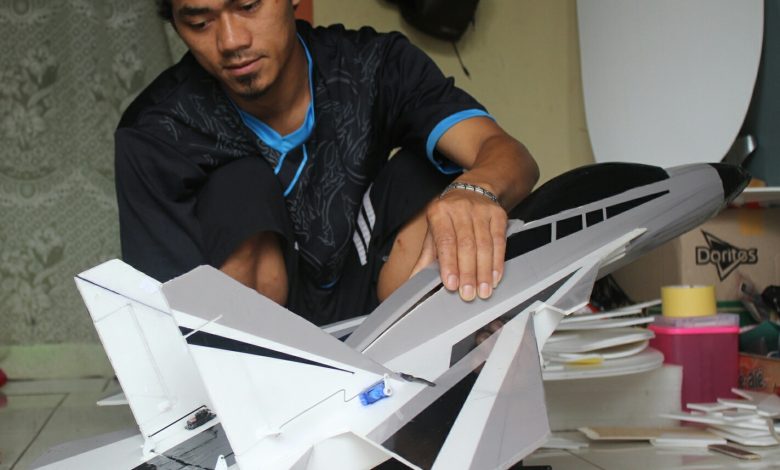 PENGRAJIN: Wawan Erawan (30) warga Kecamatan Rancakalong saat menunjukkan rakitan pesawat Aeromodelling buatannya