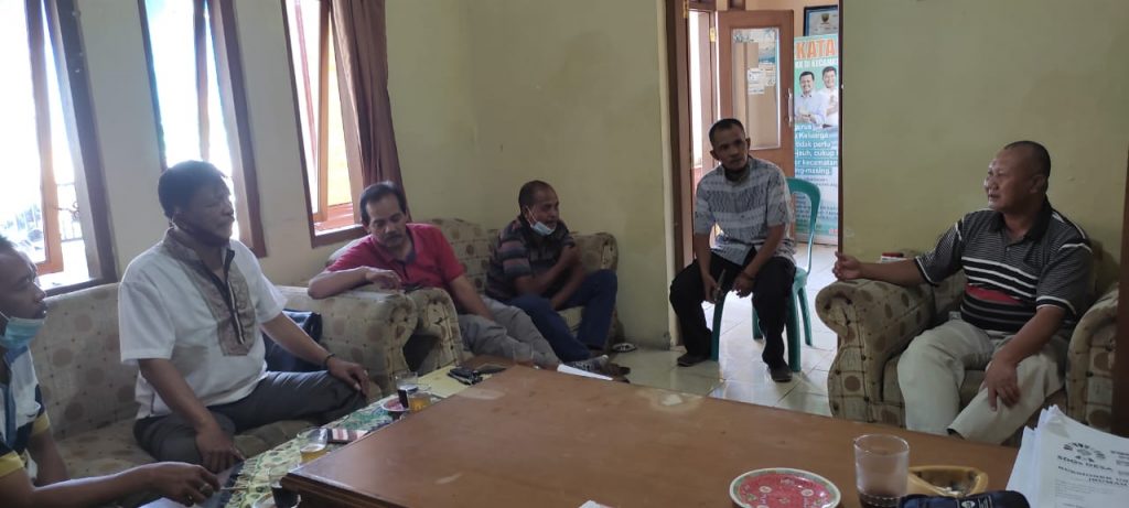 Anggota Komisi IV DPRD Kabupaten Sumedang, Dede Suwarman menemui sejumlah masyarakat Desa Cibeureuyeuh Kecamatan Conggeang, Rabu (2/6/2021) kemarin. (Foto: Fajarnusantara.com)