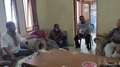 Anggota Komisi IV DPRD Kabupaten Sumedang, Dede Suwarman menemui sejumlah masyarakat Desa Cibeureuyeuh Kecamatan Conggeang, Rabu (2/6/2021) kemarin. (Foto: Fajarnusantara.com)