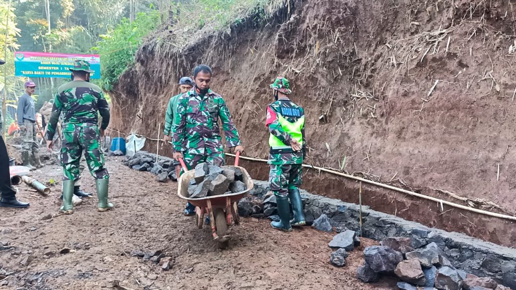 Sejumlah anggota Kodim 0610/Sumedang melakukan arya bakti TNI Semester 1 TA 2021 di Desa Cibunar Kecamatan Rancakalong Kabupaten Sumedang. (Foto: Pendim 0610/Sumedang)