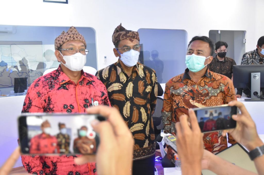 Ka BPI, Dr. Suprapedi, M. Eng.Sc diwawancara usai meriview Command Center Sumedang, Jumat (4/6/2021). (Foto: IST)