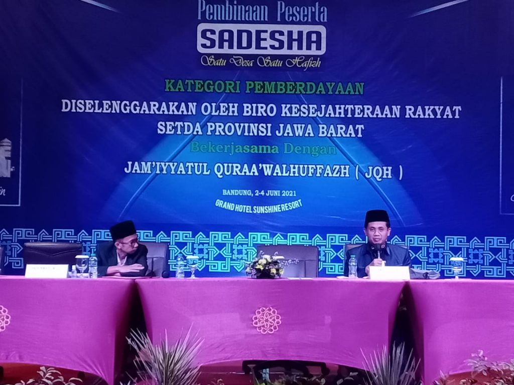KH Sa'dulloh (kanan) memberi paparan dalam pembinaan peserta Satu Desa Satu Hafidz (Sadesha) di Hotel Grand Sunshine Resort Soreang Bandung, Kamis (3/6/2021). (Foto: IST)