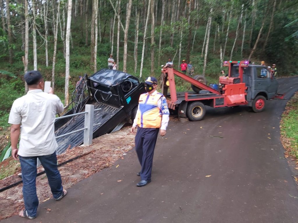 Mobil derek mengangkat kendaraan bak terbuka yang mengangkut rombongan wisatawan di di Tanjakan Blok Kokoncong akses menuju objek Wisata Buricak Burinong Blok Kokoncong Desa Cigintung Kecamatan Cisitu Kabupaten Sumedang, Minggu (6/6/2021). (Foto: IST)
