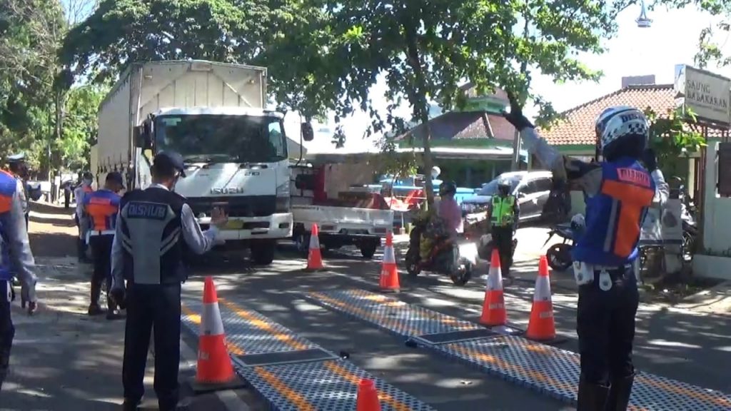 Truk yang melintas langsung ditimbang menggunakan WIM saat Operasi ODOL di kawasan Rancamulya Kecamatan Sumedang Utara, Selasa (8/6/2021). (Foto: IST)
