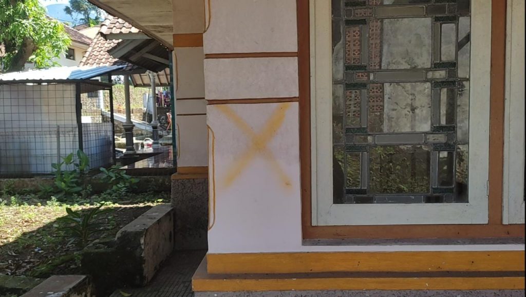 Berikut ini merupakan salahsatu rumah warga Desa Cibeureuyeuh Kecamatan Conggeang Kabupaten Sumedang yang terkena proyek pembangunan Jalan Tol Cisumdawu Seksi V. (Foto: Fajarnusantara.com)