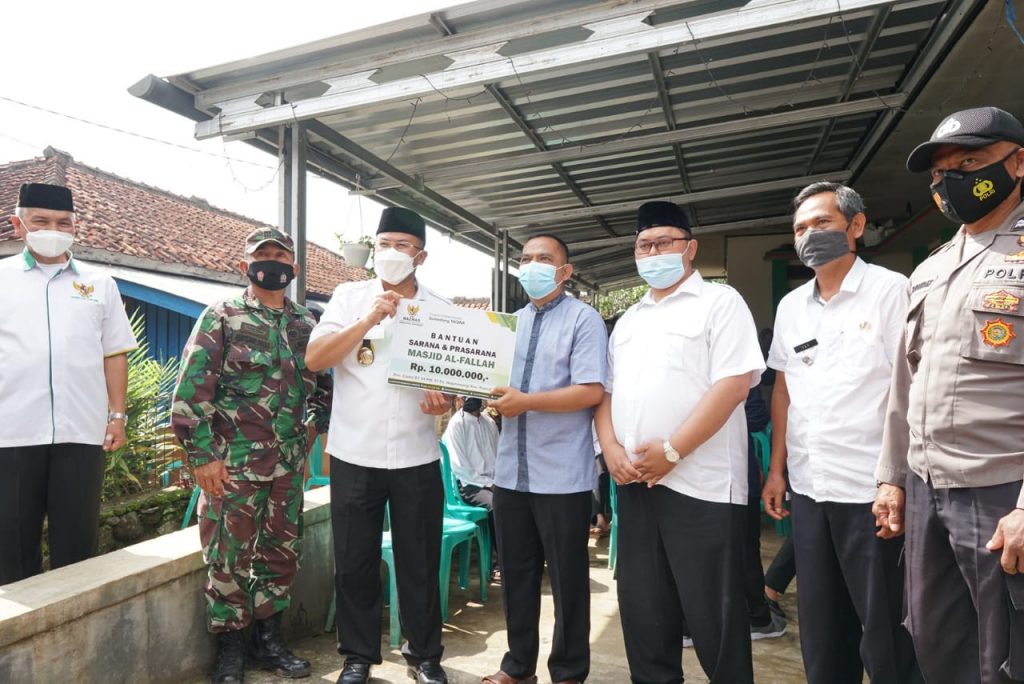 Pemkab Sumedang bersama Baznas secara simbolis menyerahkan bantuan pembangunan masjid. (Foto: IST)