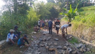Warga Desa Padaasih Kecamatan Conggeang Kabupaten Sumedang melakukan perbaikan jalan kabupaten secara swadaya. (Foto: IST)