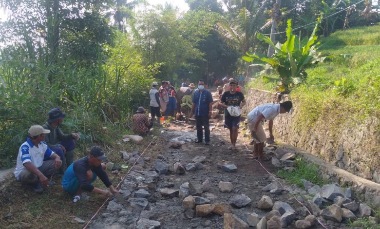 Warga Desa Padaasih Kecamatan Conggeang Kabupaten Sumedang melakukan perbaikan jalan kabupaten secara swadaya. (Foto: IST)