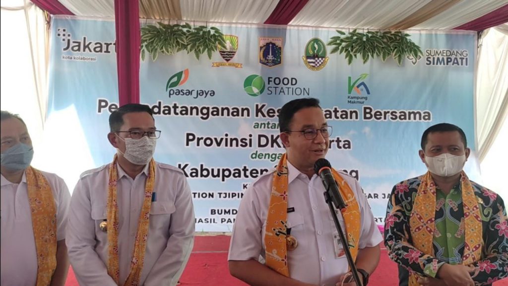 Gubenur Jawa Barat, Anies Baswedan didampingi Gubernur Jawa Barat, Ridwan Kamil dan Bupati Sumedang saat datang ke Kabupaten Sumedang Provinsi Jawa Barat, Jumat (11/6/2021). (Foto: Fajarnusantara.com)