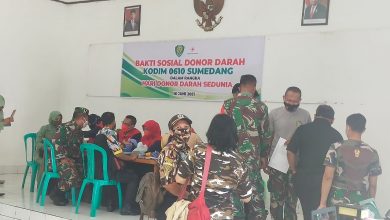 Sejumlah peserta donor tengah antre untuk mengikuti sejumlah tahapan pada kegiatan donor darah di Kodim 0610/Sumedang. (Foto: IST)
