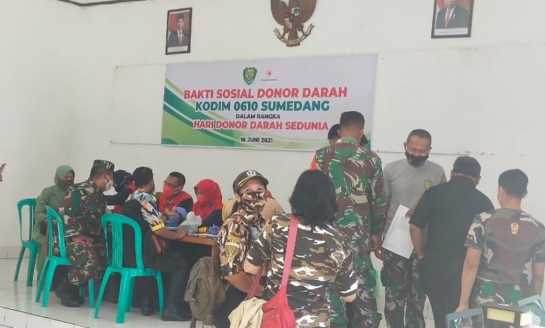 Sejumlah peserta donor tengah antre untuk mengikuti sejumlah tahapan pada kegiatan donor darah di Kodim 0610/Sumedang. (Foto: IST)