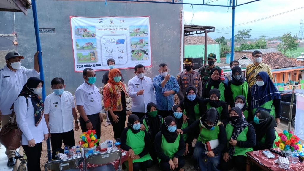 FAJARNUSANTARA.COM, SUMEDANG – Dua rumah Rumah Trauma Healing yang nantinya terdapat kios untuk bewirausaha bagi ibu-ibu terkena dampak longsor, akan segera dibangun. Tepatnya di di Dusun Bojongkondang dan di Komplek SBG Desa Hanjuang Kecamatan Cimanggung. Hal ini, diperuntukan bagi warga korban longsor di Dusun Bojong Kondang Desa Hanjuang Kecamatan Cimanggung yang terjadi beberapa bulan lalu. Warga korban longsor ini mendapat bantuan CSR dari PT. Sarana Multigriya Finansial (Persero). Bupati Sumedang, H Dony Ahmad Munir mengaku bersyukur dan bahagia karena PT. SMF Yayasan Indonesia, membangun dan meletakan batu pertama Rumah Trauma Healing itu. “Ini bisa jadi tempat pelatihan memasak dan membuat kue bersama BLK yang nantinya akan dibantu untuk pemasarannya. Begitu juga dibuatkan kios-nya secara langusung. Nantinya, warga bisa mendapatkan penghasilan dan bermuara pada kesejahteraan,” katanya dalam keterangan tertulis yang diterima Fajarnusantara.com. Dalam kesempatan itu, Direktur Utama Sarana Multigriya Finansial (Persero), Ananta Wiyogo mengajak semua masyarakat untuk tetap optimis pasca bencana. Pihaknya akan segera menyelesaikan Rumah Trauma Healing SMF ini. “Sebelumnya kita juga turut bersuka cita atas kejadian bencana yang menimpa beberapa waktu lalu itu. Dengan akan jadinya dua rumah Trauma Healing ini, warga bisa menggunakan untuk konsultasi dan berbagai pelatihan usaha makanan. Melalui berbagai kegiatan di Trauma Healling, kami berharap warga semakin maju dan memiliki kehidupan yang lebih layak. Kami akan selalu peduli dan semoga semua ini bermanfaat,” tutupnya. (**)