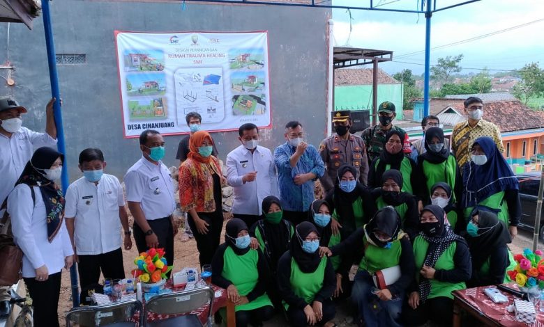 FAJARNUSANTARA.COM, SUMEDANG – Dua rumah Rumah Trauma Healing yang nantinya terdapat kios untuk bewirausaha bagi ibu-ibu terkena dampak longsor, akan segera dibangun. Tepatnya di di Dusun Bojongkondang dan di Komplek SBG Desa Hanjuang Kecamatan Cimanggung. Hal ini, diperuntukan bagi warga korban longsor di Dusun Bojong Kondang Desa Hanjuang Kecamatan Cimanggung yang terjadi beberapa bulan lalu. Warga korban longsor ini mendapat bantuan CSR dari PT. Sarana Multigriya Finansial (Persero). Bupati Sumedang, H Dony Ahmad Munir mengaku bersyukur dan bahagia karena PT. SMF Yayasan Indonesia, membangun dan meletakan batu pertama Rumah Trauma Healing itu. “Ini bisa jadi tempat pelatihan memasak dan membuat kue bersama BLK yang nantinya akan dibantu untuk pemasarannya. Begitu juga dibuatkan kios-nya secara langusung. Nantinya, warga bisa mendapatkan penghasilan dan bermuara pada kesejahteraan,” katanya dalam keterangan tertulis yang diterima Fajarnusantara.com. Dalam kesempatan itu, Direktur Utama Sarana Multigriya Finansial (Persero), Ananta Wiyogo mengajak semua masyarakat untuk tetap optimis pasca bencana. Pihaknya akan segera menyelesaikan Rumah Trauma Healing SMF ini. “Sebelumnya kita juga turut bersuka cita atas kejadian bencana yang menimpa beberapa waktu lalu itu. Dengan akan jadinya dua rumah Trauma Healing ini, warga bisa menggunakan untuk konsultasi dan berbagai pelatihan usaha makanan. Melalui berbagai kegiatan di Trauma Healling, kami berharap warga semakin maju dan memiliki kehidupan yang lebih layak. Kami akan selalu peduli dan semoga semua ini bermanfaat,” tutupnya. (**)