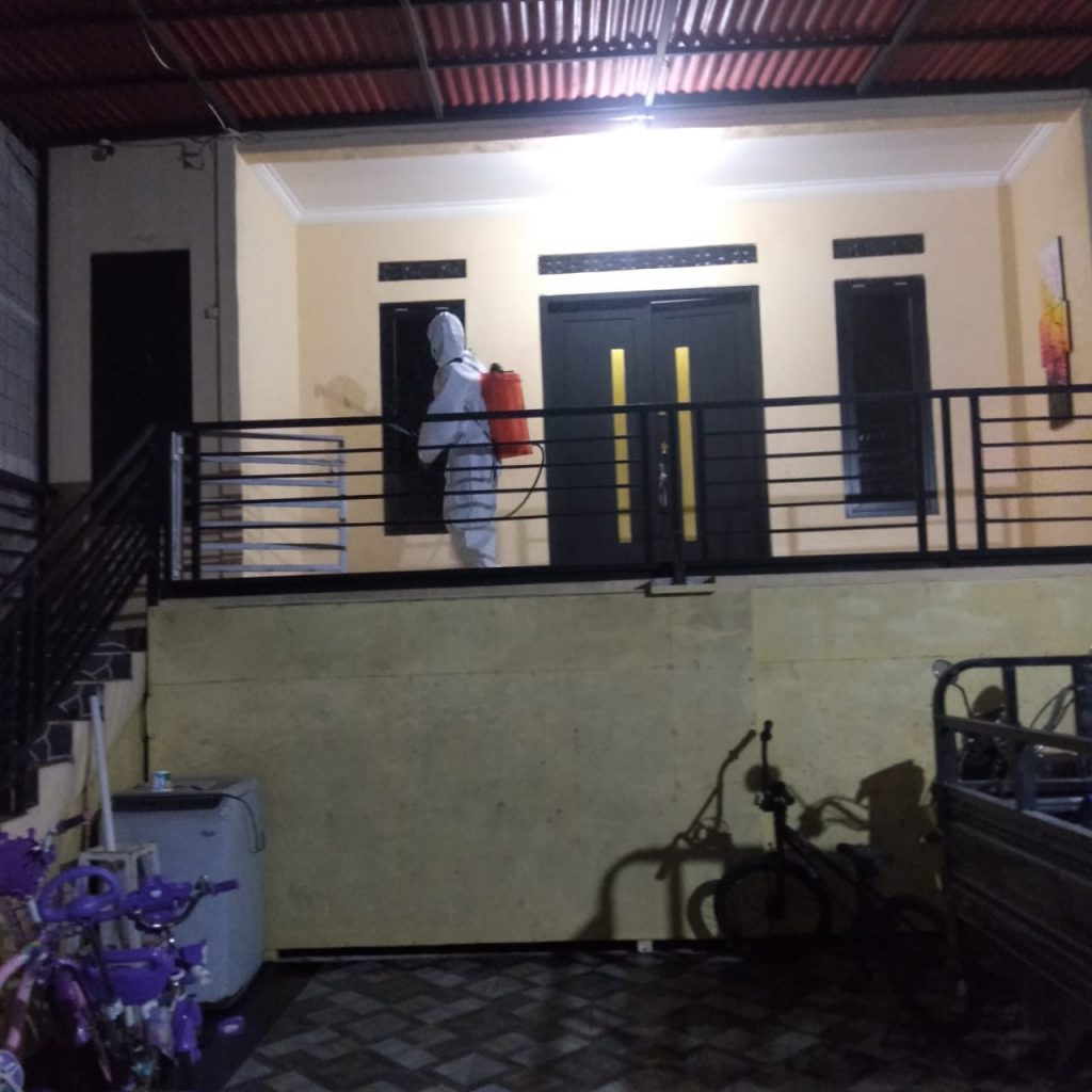 Tim Satgas Covid-19 Desa Sarireja Kecamatan Jalan Cagak Kabupaten Subang melakukan peyemprotan disinfektan pada Kamis (24/6/2021) malam. (Foto: REMOND/FAJARNUSANTARA)