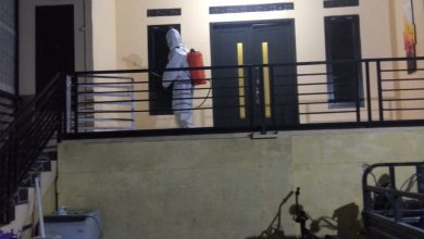 Tim Satgas Covid-19 Desa Sarireja Kecamatan Jalan Cagak Kabupaten Subang melakukan peyemprotan disinfektan pada Kamis (24/6/2021) malam. (Foto: REMOND/FAJARNUSANTARA)