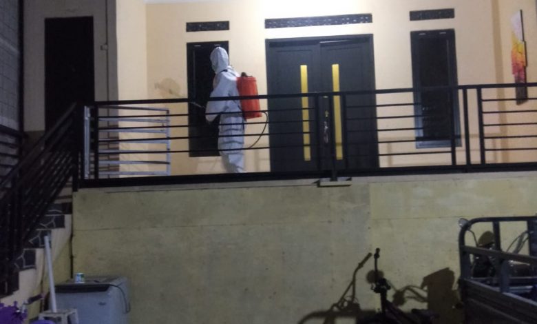 Tim Satgas Covid-19 Desa Sarireja Kecamatan Jalan Cagak Kabupaten Subang melakukan peyemprotan disinfektan pada Kamis (24/6/2021) malam. (Foto: REMOND/FAJARNUSANTARA)